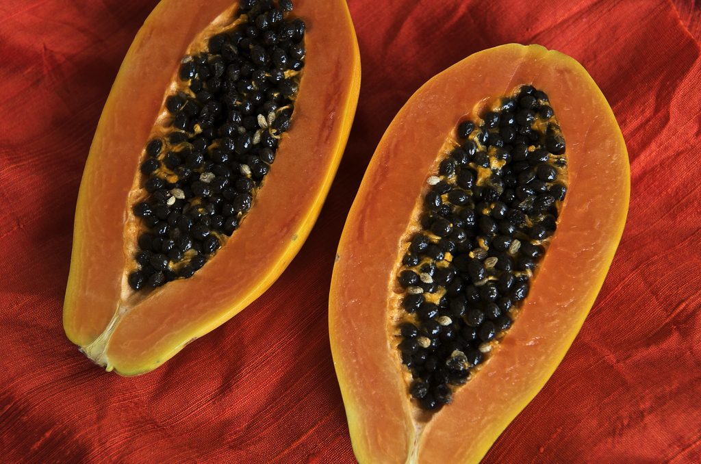 La papaya es una de las frutas tropicales con importantes beneficios sobre la salud